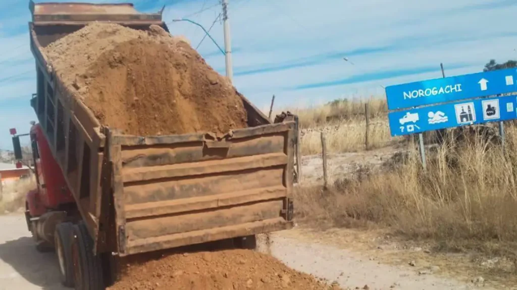 Rehabilitan caminos rurales en Norogachi para mejorar la conectividad vial